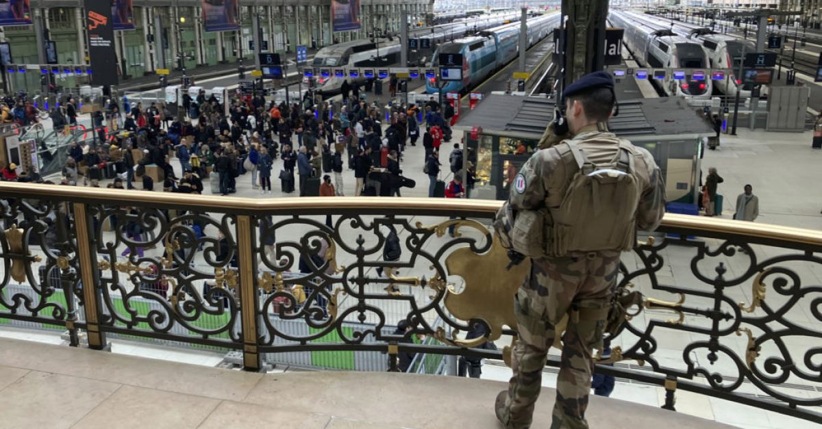 Нападателят с нож и чук в Париж може да има проблеми с психичното здраве, казва полицията