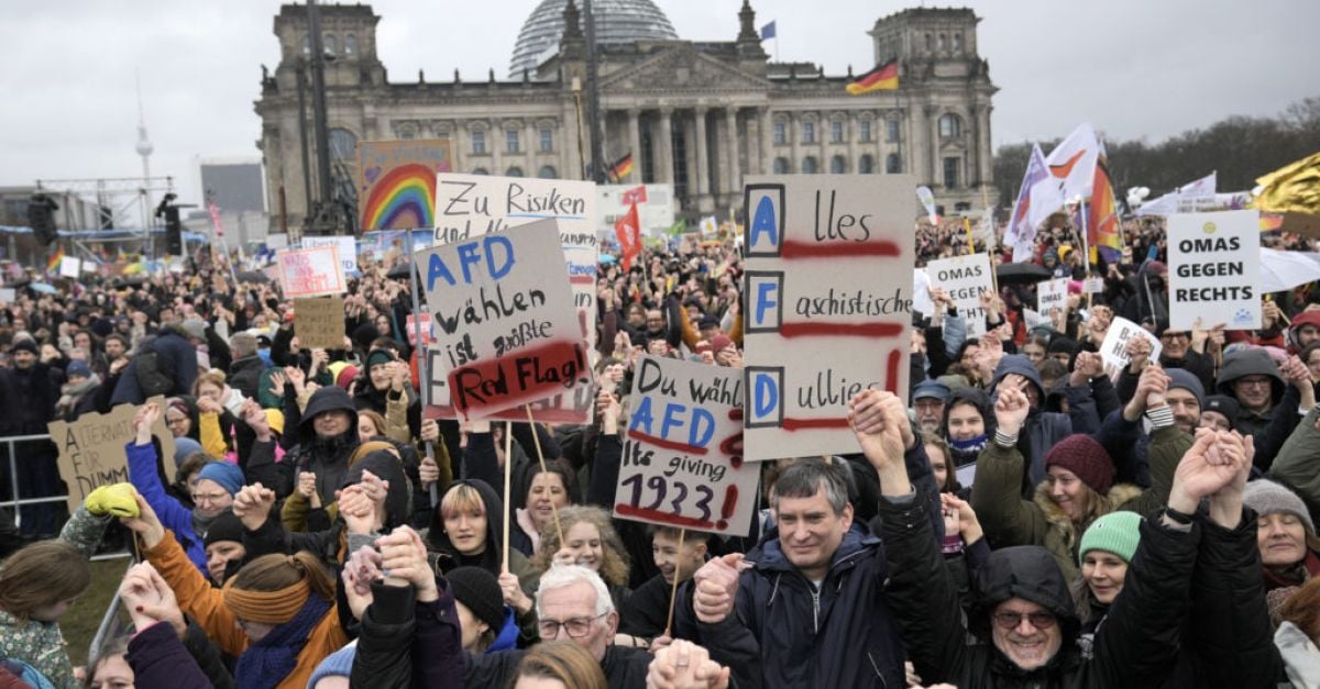 Най-малко 150 000 души се събраха в Берлин, за да протестират срещу крайната десница