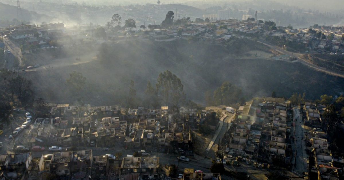 Най-малко 19 загинаха при приближаването на горски пожари към гъсто населените райони на Чили