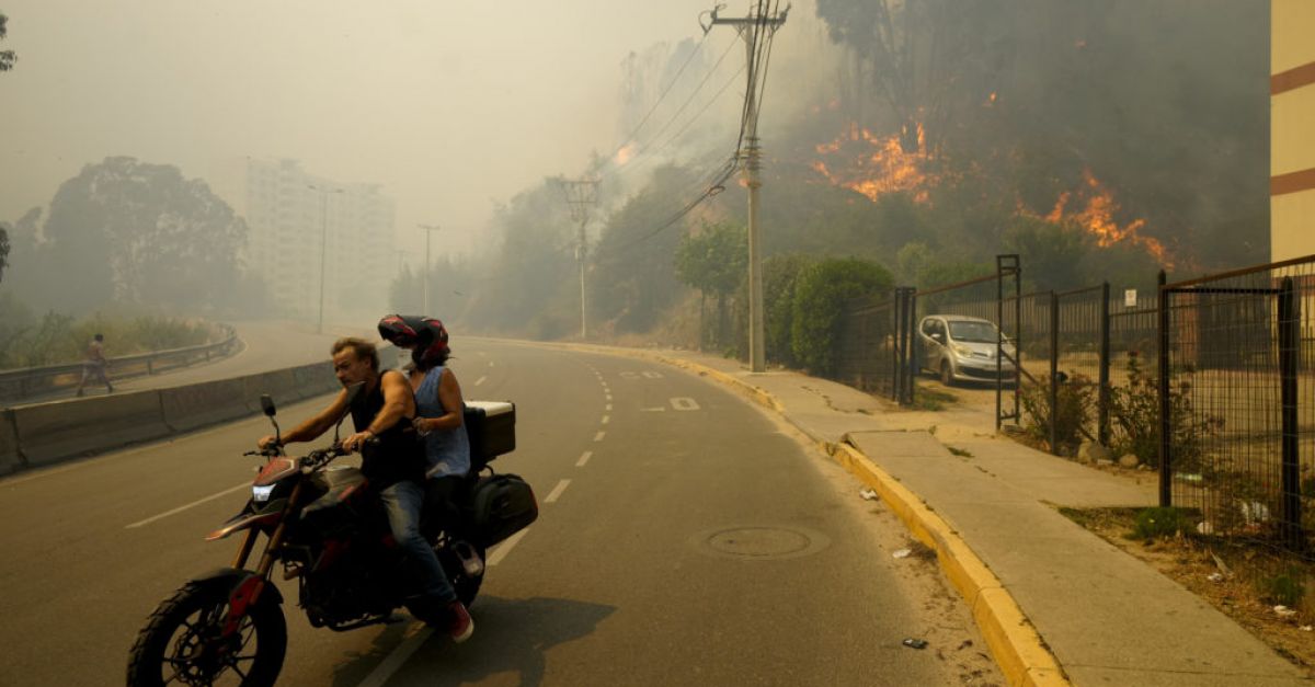 Най-малко 64 загинаха при бушуващи горски пожари в централно Чили