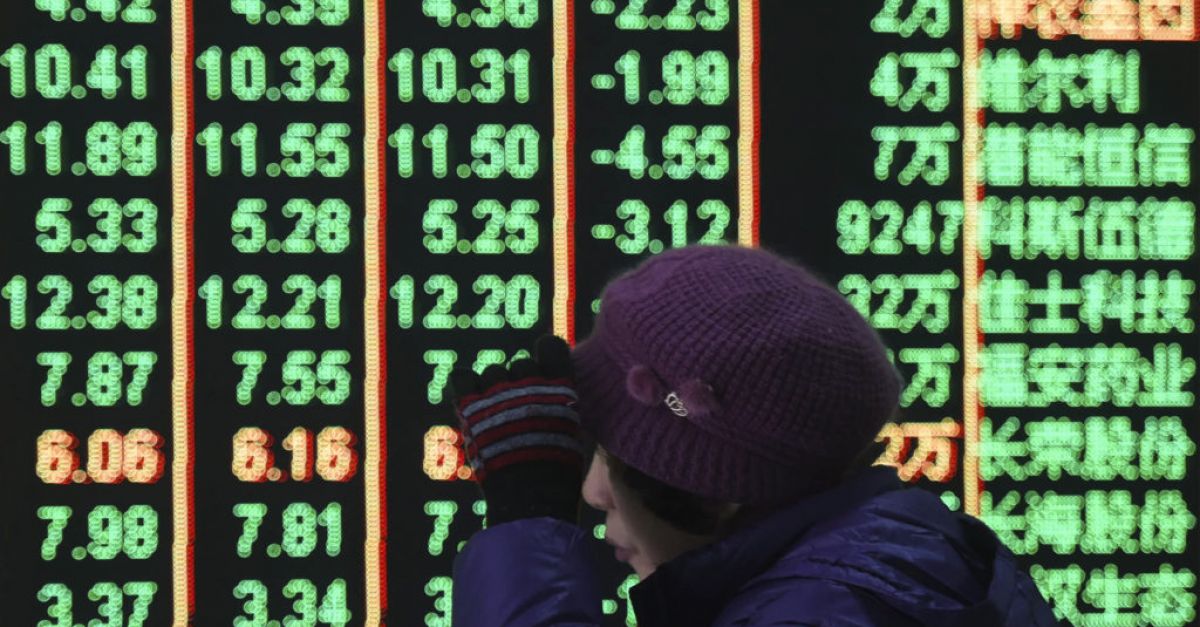 Китайските акции се завъртяха в понеделник потъвайки до петгодишни дъна