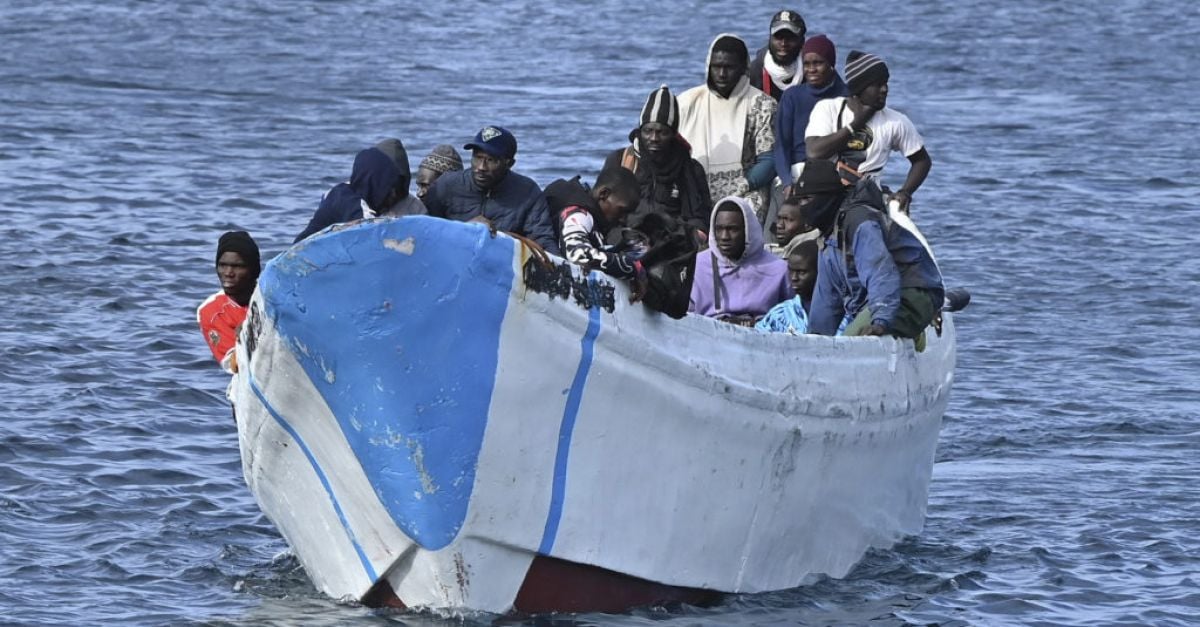 España dice que más de 1.000 inmigrantes llegaron a las Islas Canarias en tres días