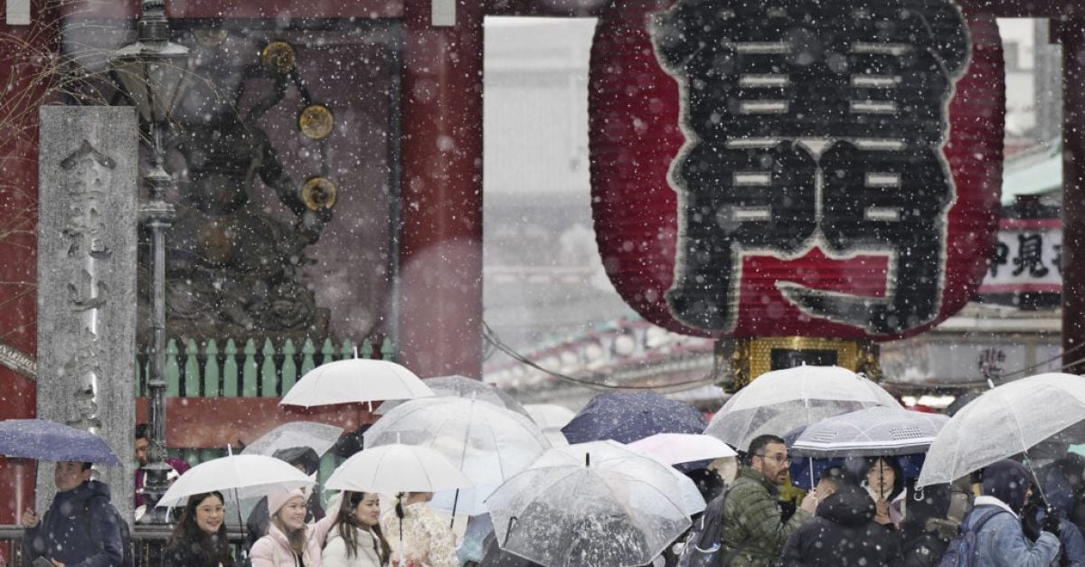 Обилен сняг връхлетя Токио, спря влаковете и отмени повече от 100 полета