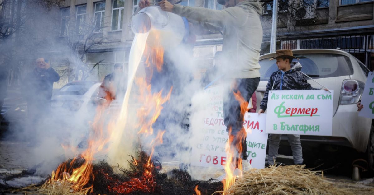 Стотици гневни фермери излязоха по улиците на българската столица София