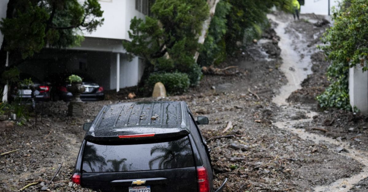 Масивна буря изпраща кал и отломки, течащи през Холивуд Хилс в Лос Анджелис