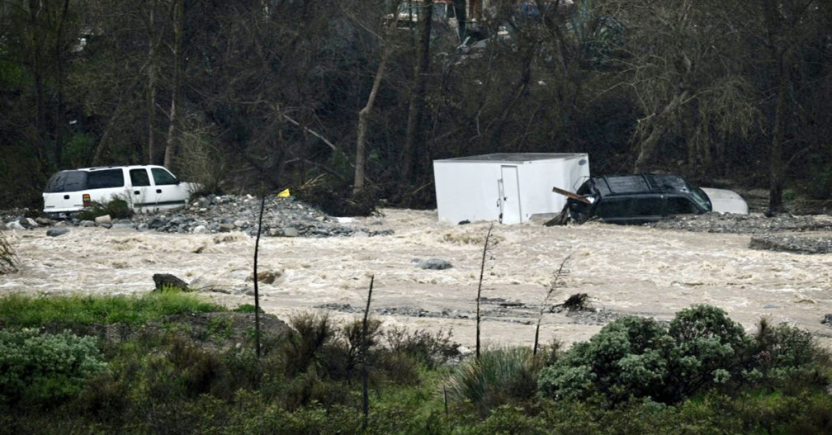 Калифорния все още е изправена пред заплаха от наводнения и свлачища след огромна буря