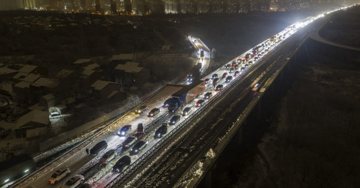 Хиляди превозни средства останаха блокирани по пътищата в Китай на фона на обилен сняг