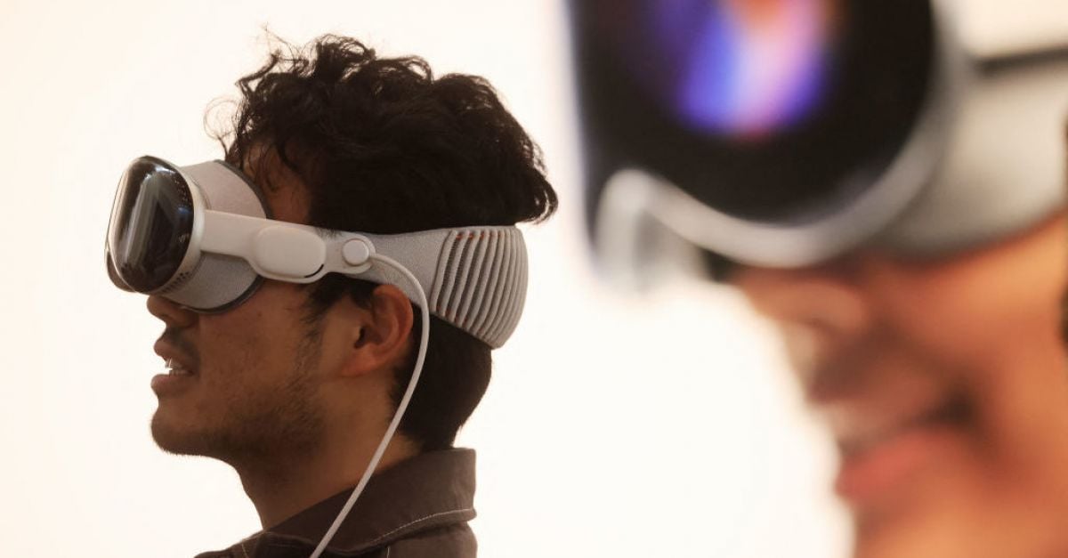 Собствениците на Tesla са казани да не носят слушалки за виртуална реалност на Apple, докато шофират