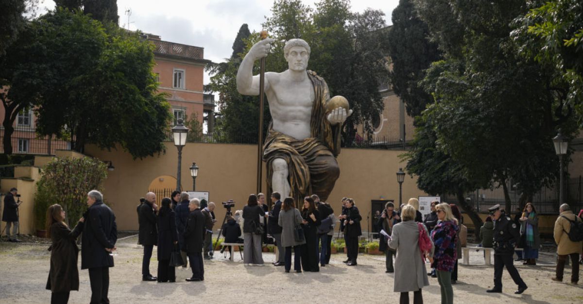 Гигантска реплика на статуята на император Константин гледа към Рим