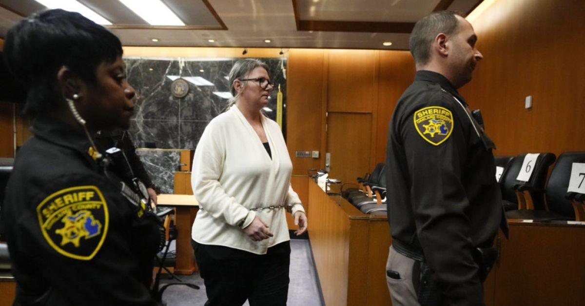 Съдебните заседатели намират майката на тийнейджър убиец от Мичиган за виновна в непредумишлено убийство