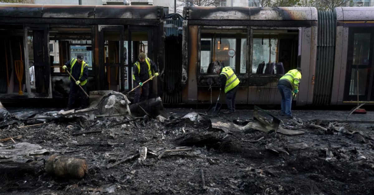 Мъж се явява в съда, обвинен в подпалването на трамвай Luas по време на бунтовете в Дъблин