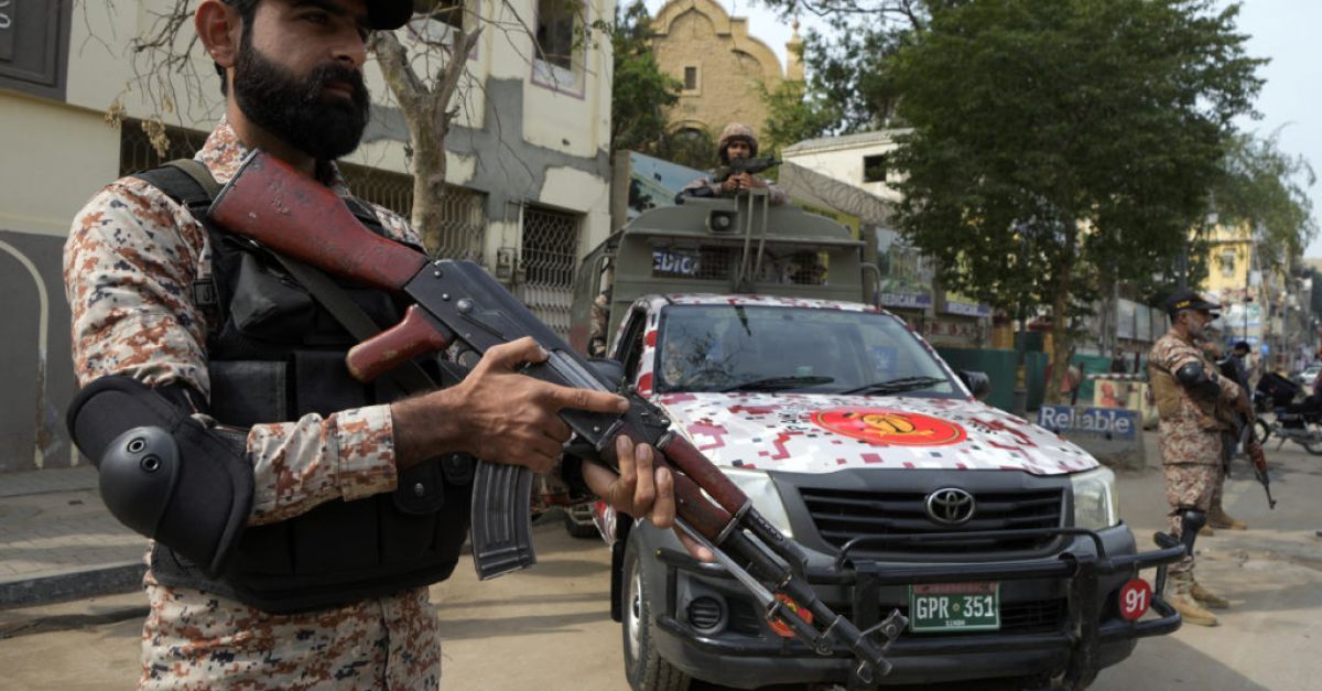 Бомбени атентати в избирателни служби в Пакистан убиха 24 дни преди изборите