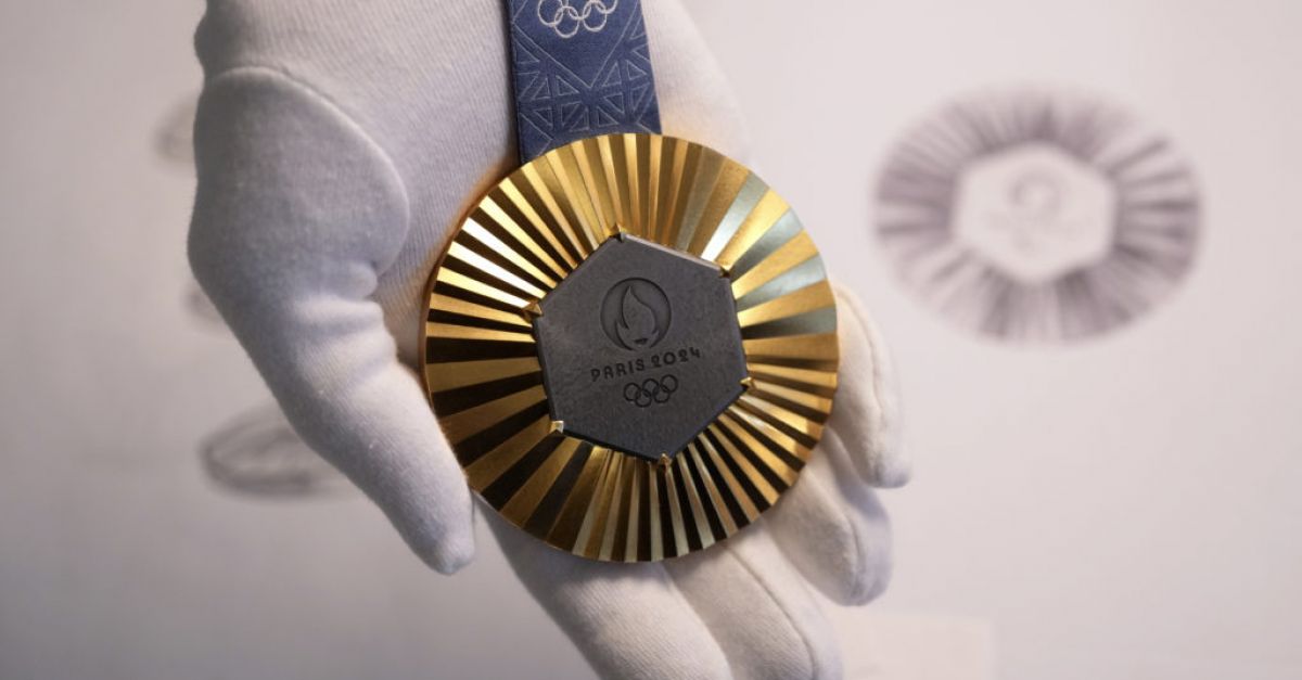 Медали за Олимпиадата в Париж 2024 г. с вградени части от Айфеловата кула