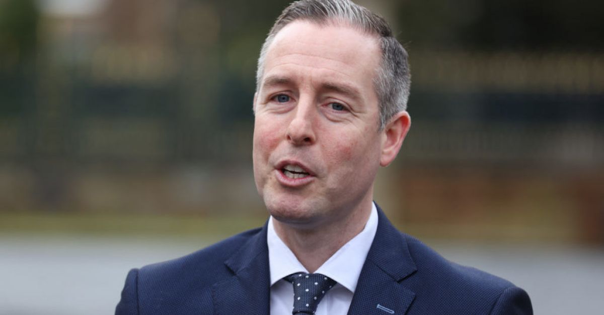 DUP Министърът на образованието в Стормонт Пол Гиван призова Sinn