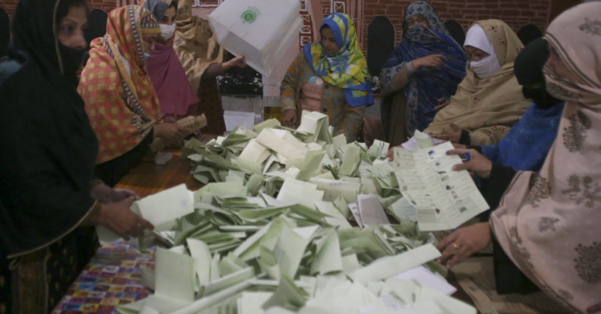Резултатите от изборите бяха отложени на фона на съобщения за победи на поддръжниците на Имран Хан