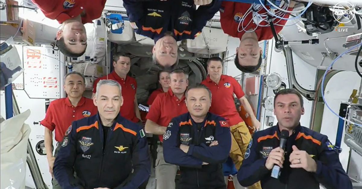 Астронавти се завърнаха на Земята след пътуване до частна космическа станция