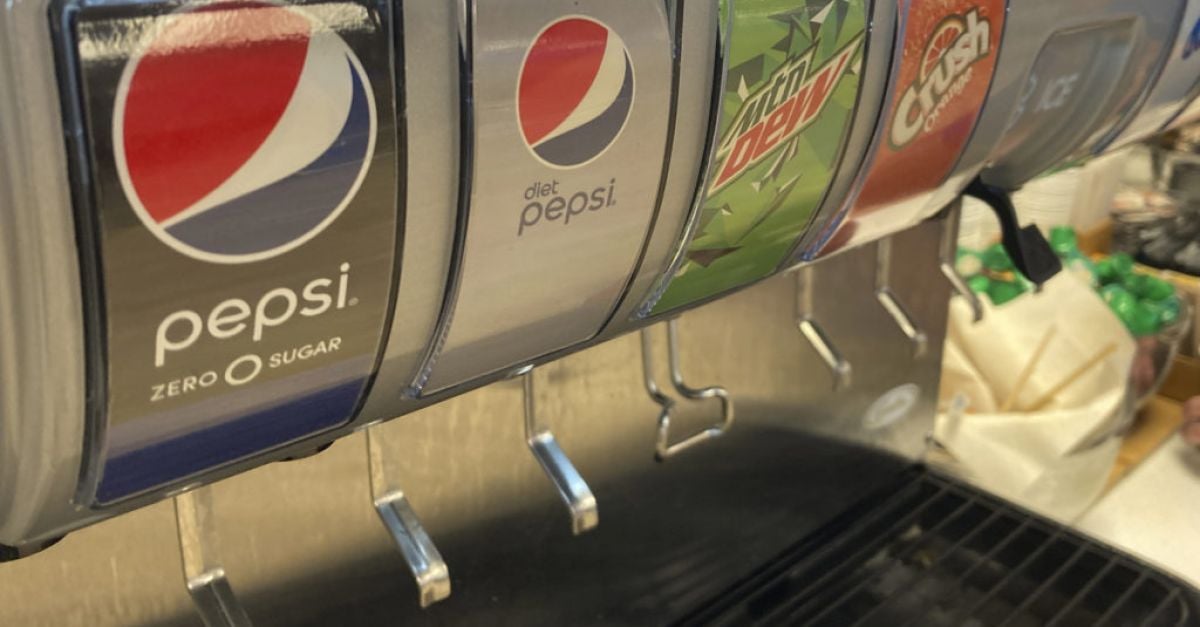 Печалбите на PepsiCo се покачват, тъй като таксите намаляват, но продажбите спадат след покачването на цените