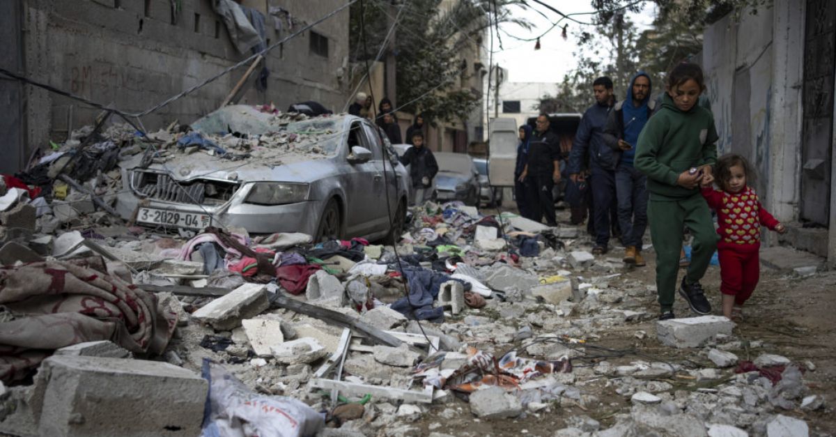 Израелските въздушни удари са убили най-малко 28 палестинци в Рафа,