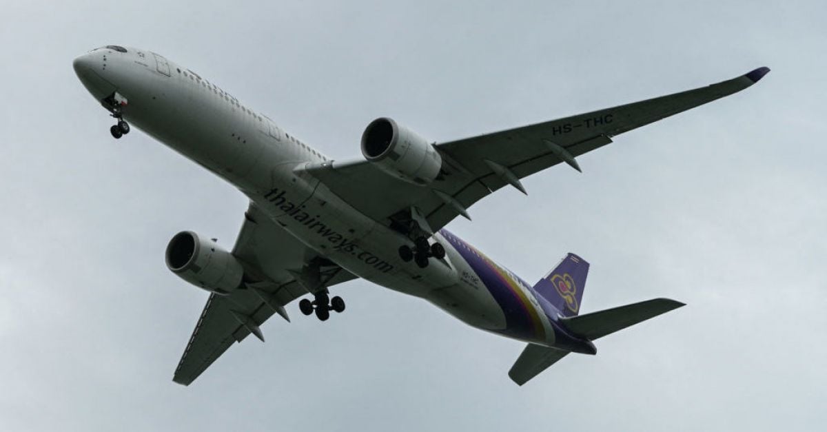 Канадски турист отвори вратата на полет на Thai Airways който