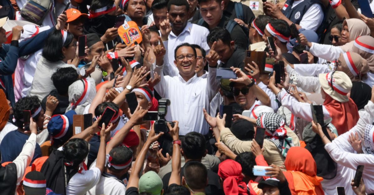 Стотици хиляди поддръжници на кандидатите за президент на Индонезия препълниха