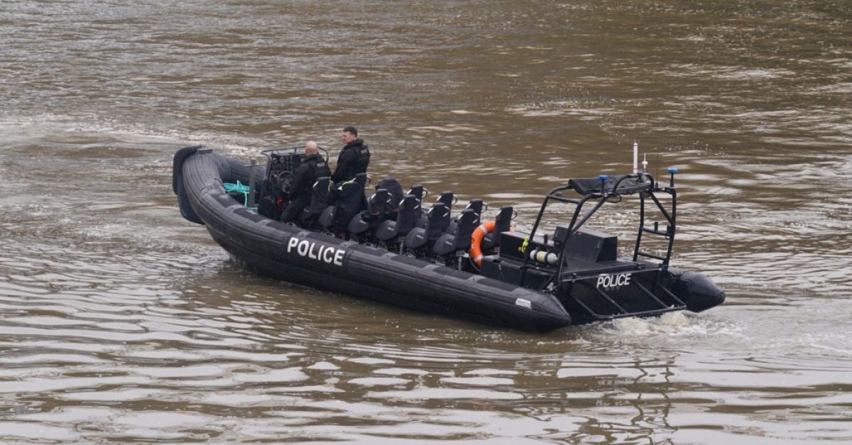 Полицията претърсва район на река Темза в централен Лондон за