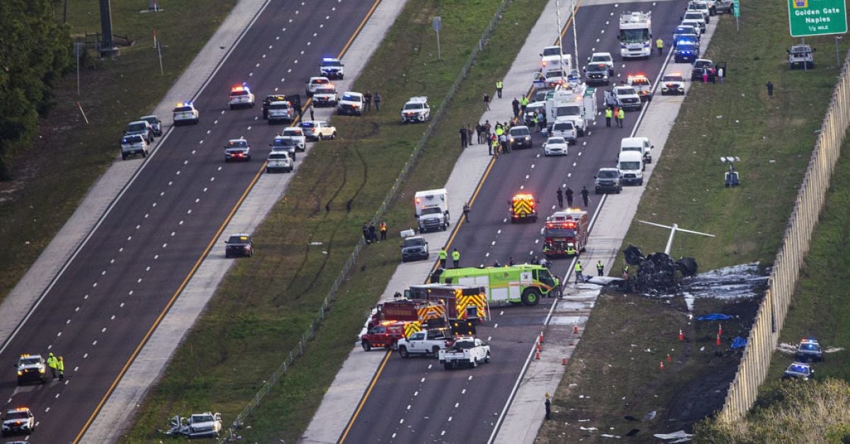Разследване, след като двама загинаха, докато частен самолет се разби на главен път във Флорида