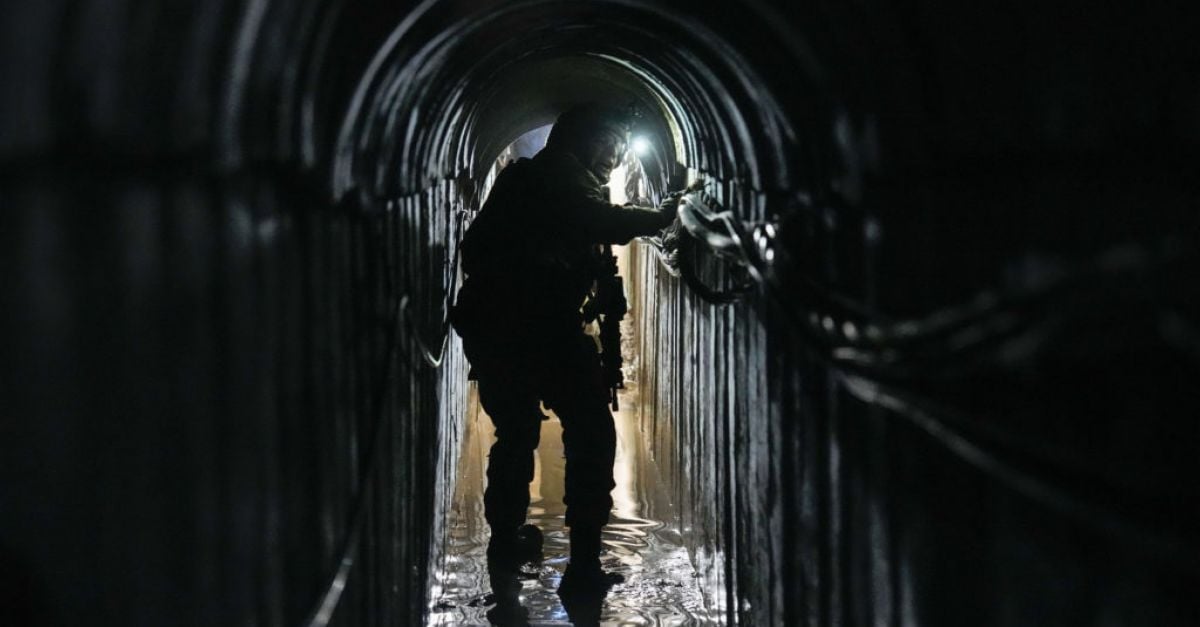 Израелската армия твърди че е открила тунели под централата на