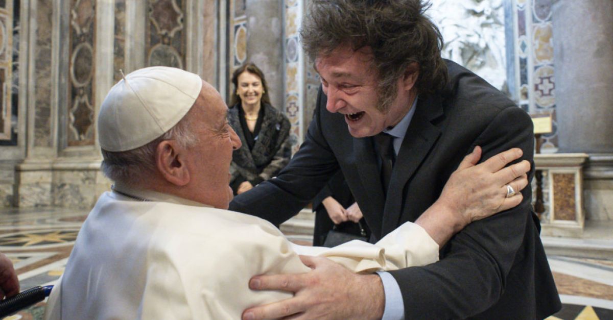 Папа Франциск и президентът на Аржентина Хавиер Милей се прегърнаха