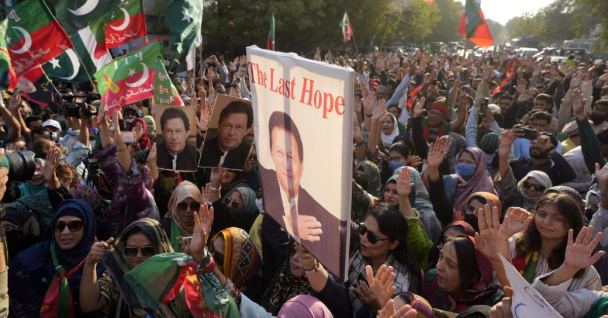 Съюзниците на бившия премиер Хан печелят най-голям дял от местата в окончателните избори в Пакистан