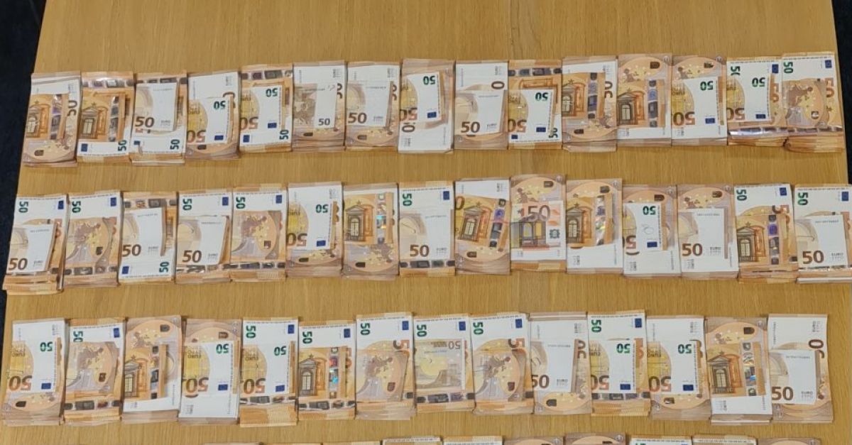 Един мъж беше арестуван докато gardaí конфискува 62 800 €