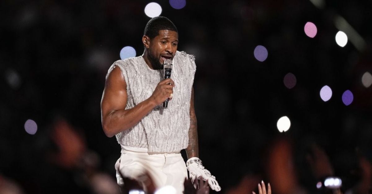 Usher изпълнява смесица от хитове в шоуто на полувремето на Super Bowl до специалните гости