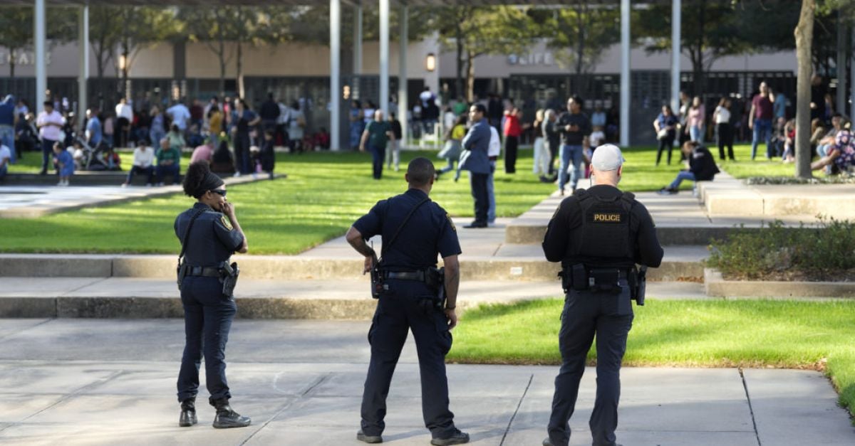 Момче, тежко ранено при стрелба в мегацърква в Тексас, е „син на заподозрян“, каза полицията