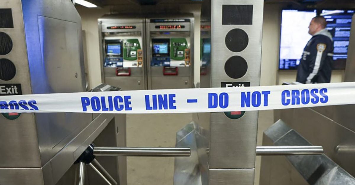 Един човек е убит, петима са ранени при стрелба в метростанция в Ню Йорк