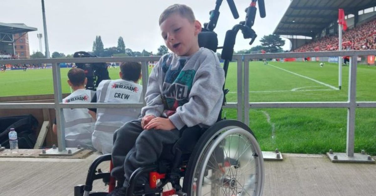 Родителите на момче с увреждания бяха „издухани“ от помощта на известните собственици на Wrexham AFC