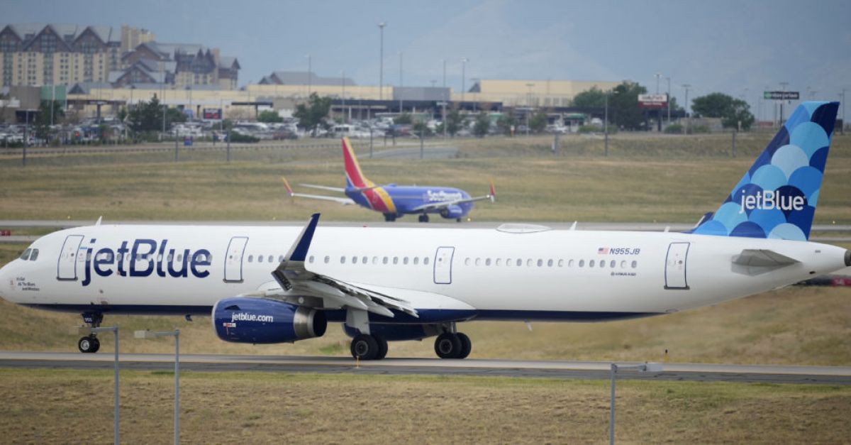 Акциите на JetBlue се повишиха, след като инвеститорът активист Карл Икан взе дял в американската авиокомпания