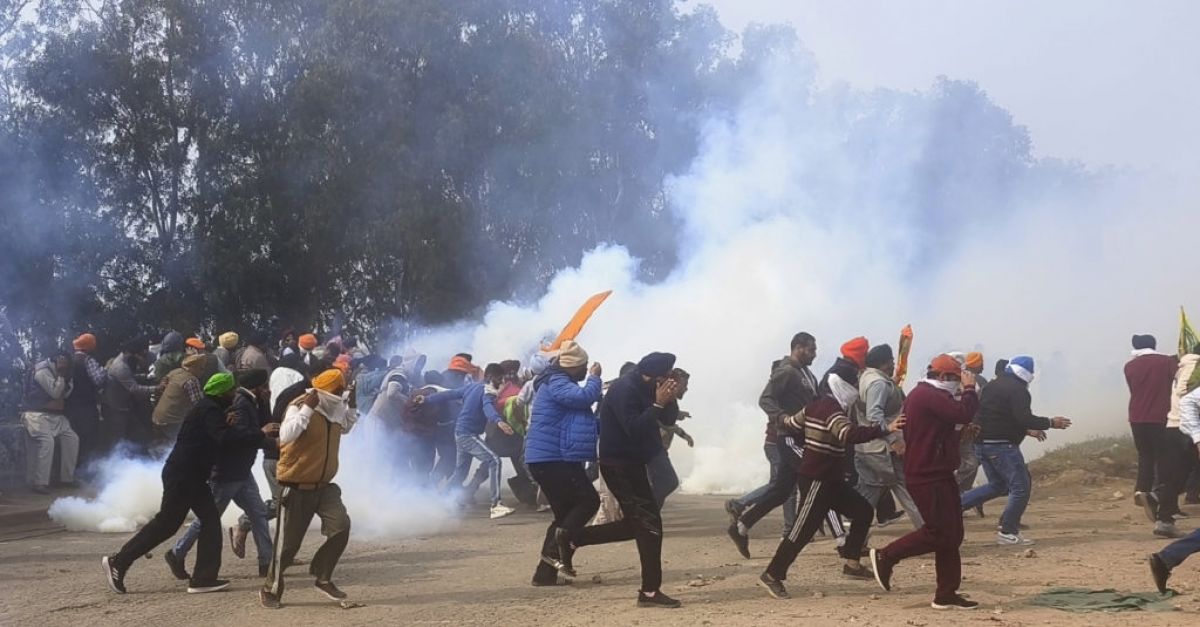 Индийската полиция използва сълзотворен газ срещу фермери които се сблъскаха