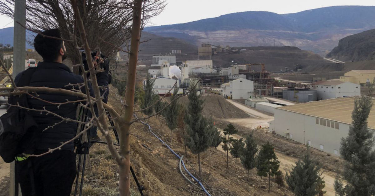Работници в златни мини се опасяват, че са в капан под земята след свлачището в Турция