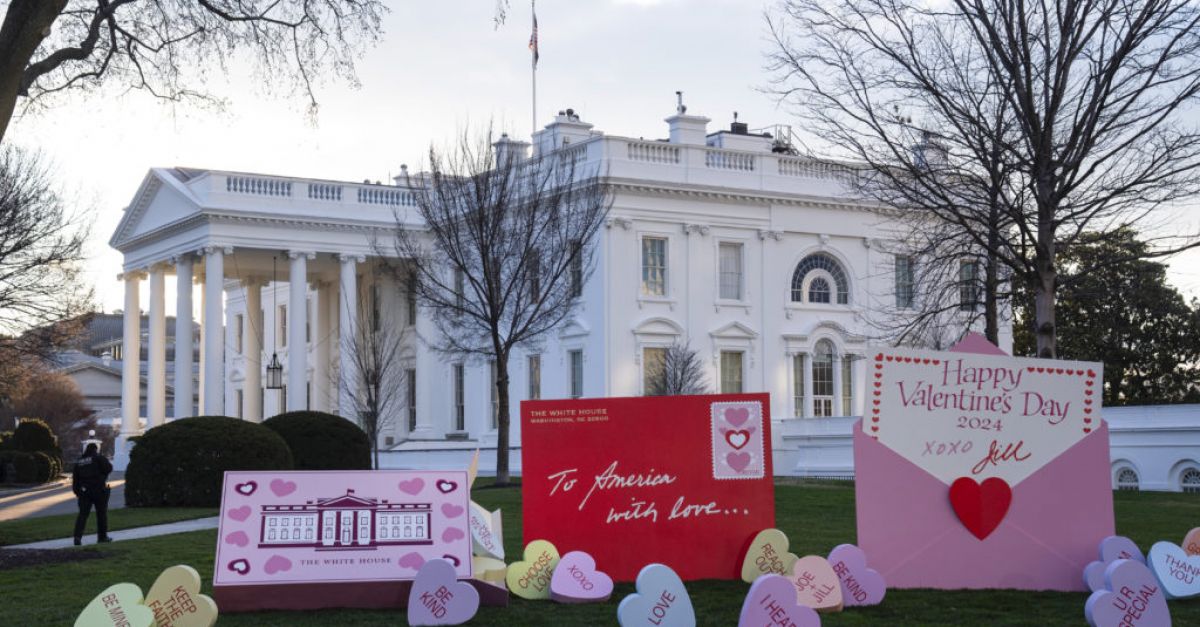Джил Байдън изпраща любовта си към американците за Свети Валентин с художествена изложба в Белия дом