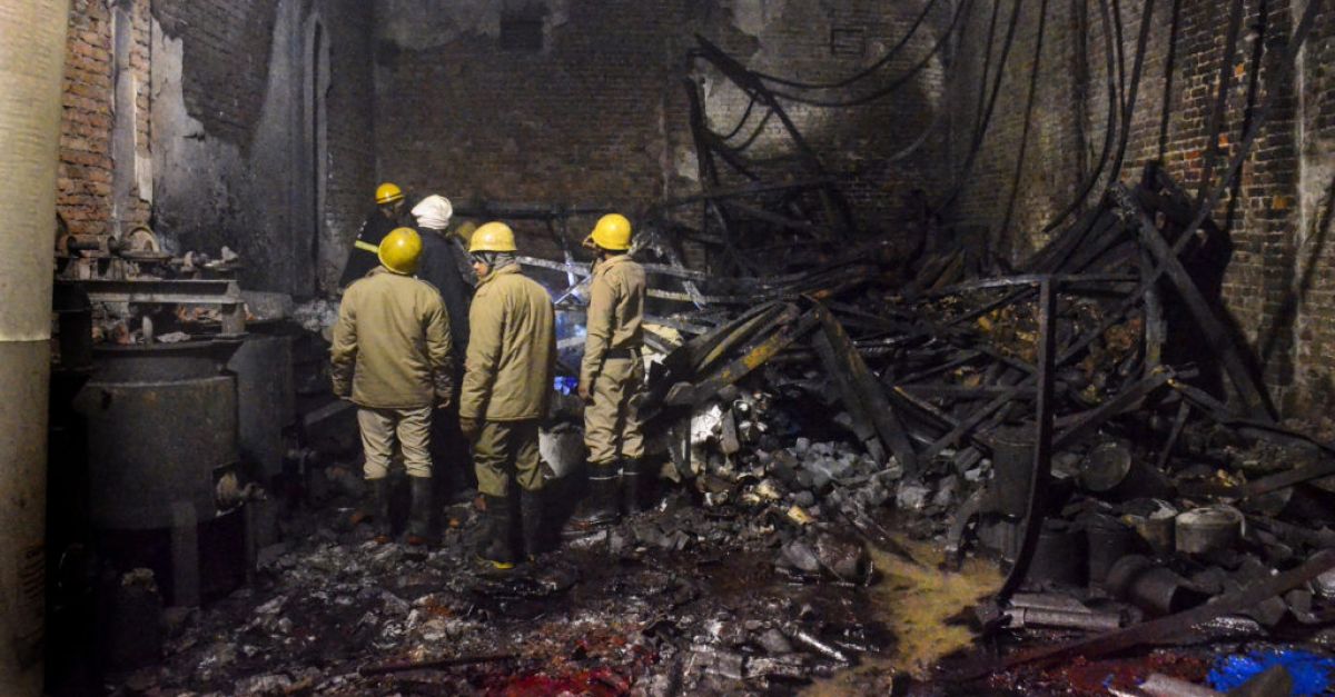 Поне 11 души са загинали при огромен пожар обхванал фабрика