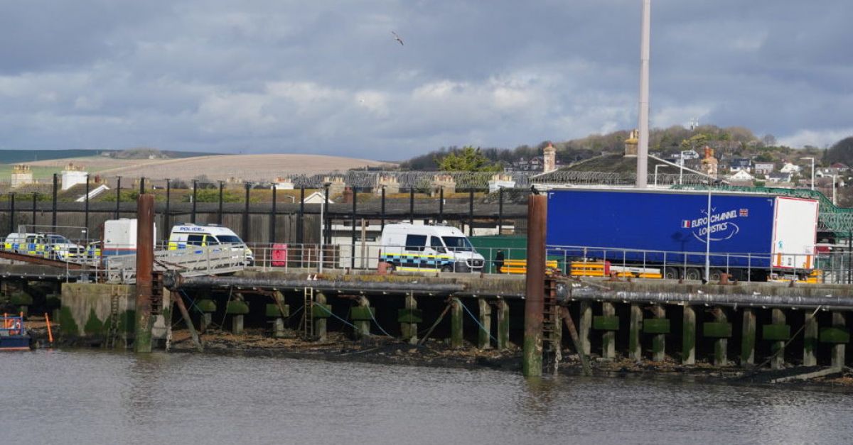 Двама арестувани, след като мигранти бяха открити в задната част на камион на фериботно пристанище