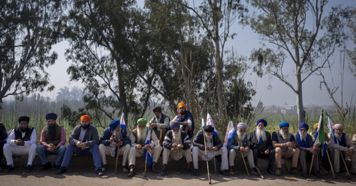 Индийските фермери продължават да вървят към столицата, след като отхвърлиха сделката