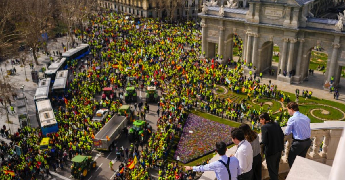 Стотици фермери закараха тракторите си в центъра на Мадрид като