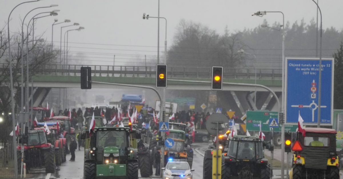 Зеленски кани полските лидери на границата, докато протестът на фермерите удря потока от оръжия