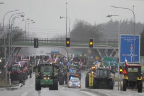 Zelenskiy Invites Polish Leaders To Border As Farmers’ Protest Hits Weapons Flow