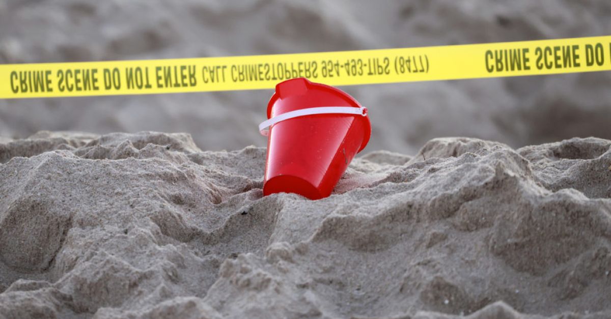 Младо момиче беше заровено в пясък и почина когато дълбока