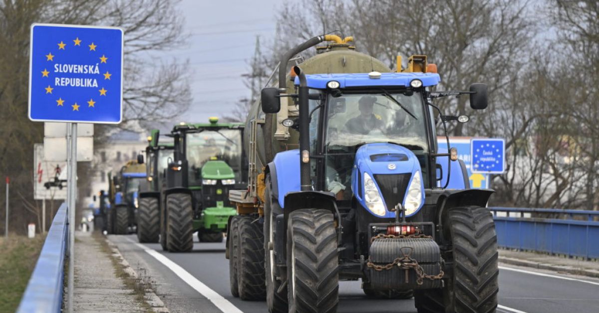 Чешките фермери караха своите трактори и други превозни средства до