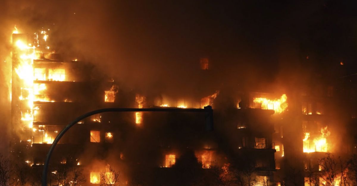 Пожар е обхванал две жилищни сгради в източния испански град