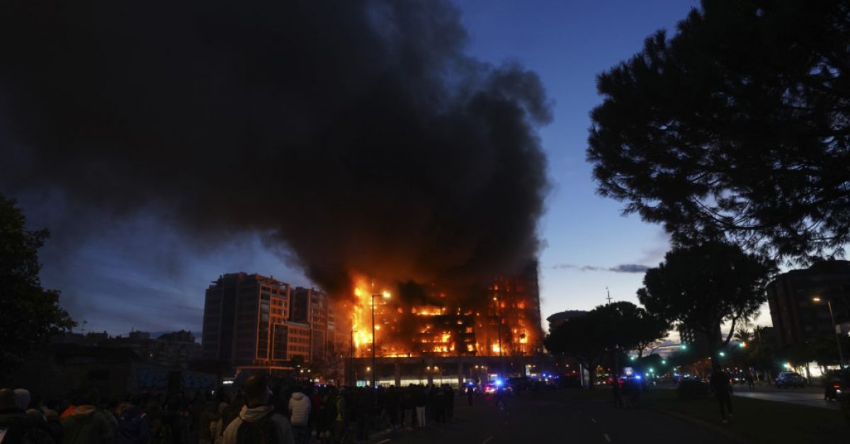 Пожар обхвана две жилищни сгради в източния испански град Валенсия
