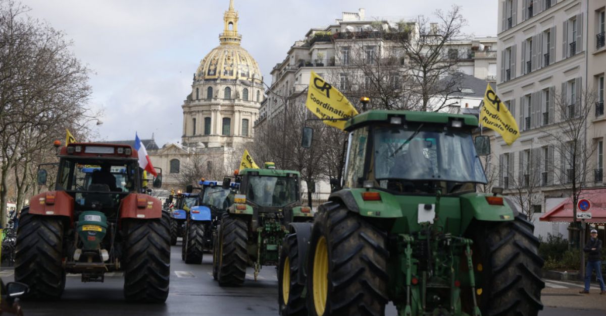 Френски фермери върнаха тракторите по улиците на Париж в нов протест