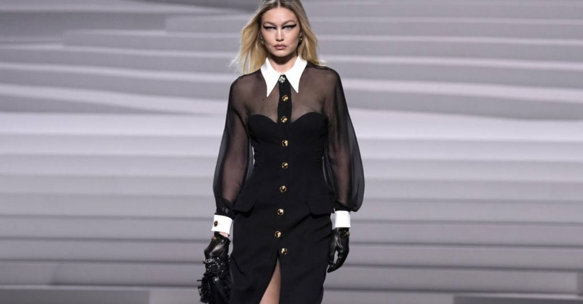 Вдъхновен от пънка блясък, докато Джиджи Хадид се разхожда на шоуто на Versace за Седмицата на модата в Милано